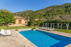 Swimming pool sa o malapit sa Historical house Mallorca pool wifi aircon/heat sleeps 12-14