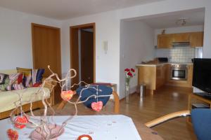 ein Wohnzimmer mit einem Sofa und einem Tisch in der Unterkunft Enzkreisspitze Garten in Neuenbürg