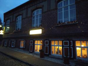 un edificio con luces en las ventanas por la noche en Gasthof Zur Eiche, en Elsteraue