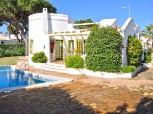 ヴィラモウラにあるTranquil Villa in Vilamoura with Private Swimming Poolの目の前にスイミングプールがある家