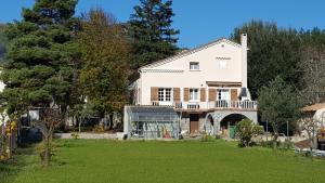 uma grande casa branca com um grande quintal em No 35 em Quillan