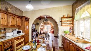 een grote keuken met een boog in een kamer bij Mediterranea Seaviews Gozo in Għajnsielem