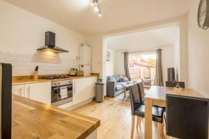 ケンブリッジにあるKoala & Tree - Renovated 2 Bed Apartment ideal location - Short Lets & Serviced Accommodation Cambridgeのキッチン、ダイニングルーム(テーブル付)、キッチン、リビングルームが備わります。