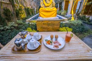 una mesa con platos de comida encima en Ubud Tropical Garden 2 en Ubud