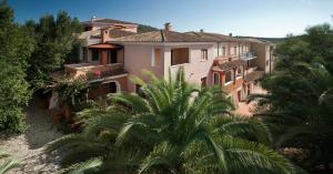 una vista aérea de una casa con palmeras en Residence Sos Alinos, en Cala Liberotto