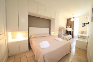 ein Schlafzimmer mit einem Bett mit zwei Handtüchern darauf in der Unterkunft DIMORA AMALFITANA in Monopoli