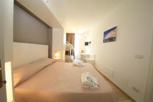ein Schlafzimmer mit einem Bett mit Handtüchern darauf in der Unterkunft DIMORA AMALFITANA in Monopoli