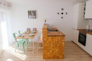 een keuken met een tafel met stoelen en een aanrecht bij Cosy Porto in Porto