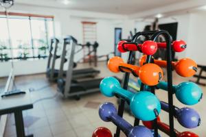 a gym with a rack with dumbbells at Summit Suítes Hotel Jundiaí in Jundiaí