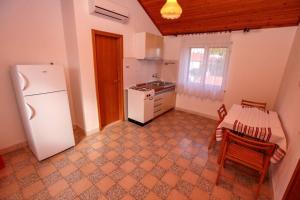 Kuchyň nebo kuchyňský kout v ubytování Villa Pinus