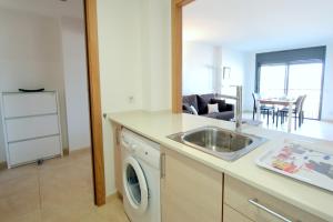 エンプリアブラバにあるLEON INMO Apartment Oasis - 10022のキッチン(シンク、洗濯機付)