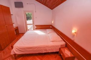 1 dormitorio con 1 cama en una habitación con ventana en Villa Pinus, en Sumartin