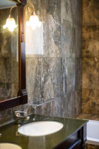 y baño con lavabo y espejo. en Hôtel Les Voyageurs en Bastia