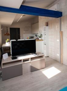 sala de estar con escritorio y TV. en Debbie's House, en Desenzano del Garda