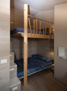 een kamer met 2 stapelbedden bij Debbie's House in Desenzano del Garda