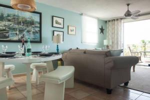 een woonkamer met een bank en een tafel bij Lullaby of the Sea in San Juan
