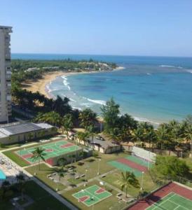 盧基約的住宿－Montemar，享有网球场和海滩的空中景致