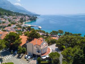 una vista aérea de una ciudad junto al océano en Villa Dalmatino, en Brela