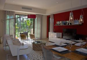uma sala de estar com uma mesa e uma televisão em Villa in Red em Río Grande