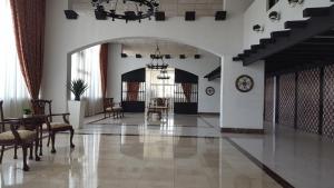 - un hall avec une table, des chaises et une horloge dans l'établissement Top of La Mancha, à San Juan