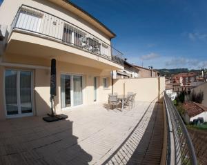 balkon domu ze stołem i krzesłami w obiekcie Apartament Sant Quirze de Besora w mieście Sant Quirze de Besora