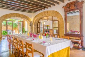Restaurace v ubytování Historic house in mallorca, sleeps up to 12 guests
