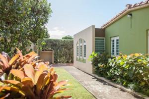 een huis met een tuin ervoor bij Villa Serena in San Juan