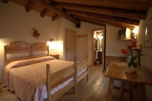Un pat sau paturi într-o cameră la Agriturismo Casa Rossa Ai Colli