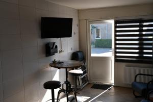 TV a/nebo společenská místnost v ubytování B&B Waddenzeetexel + 7 fotografií