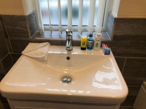 Ένα μπάνιο στο The Upper Room Apartment