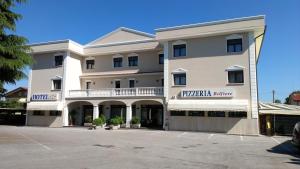 Salzano的住宿－貝爾菲奧雷酒店，一座白色的大建筑,上面有标志
