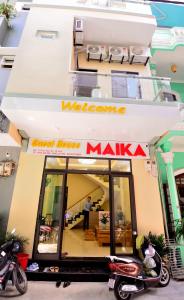Guest House Maika في هوى: متجر makka مع الدراجات النارية متوقفة خارجه