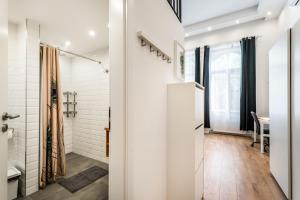 bagno con cabina doccia e servizi igienici di Hello Downtown Apartment - Boulevard a Budapest