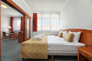 Postel nebo postele na pokoji v ubytování Hotel Karos Spa + 37 fotografií