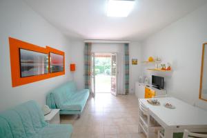 een woonkamer met een bank en een tafel bij Portorosa Residence in Furnari