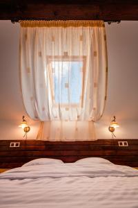 A bed or beds in a room at Villa MontePalazzo Valiug - 1 km from Ponton Casa Baraj