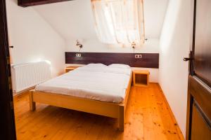 A bed or beds in a room at Villa MontePalazzo Valiug - 1 km from Ponton Casa Baraj