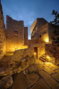 een oud stenen gebouw 's nachts met verlichting bij Citta dei Nicliani in Koíta