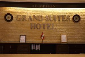 ベイルートにあるGrand Suites Hotelの壁に広がるグランドスイートホテルの看板