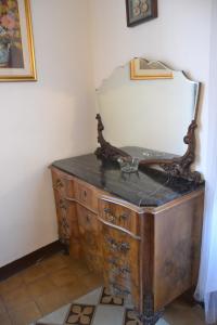un espejo sentado en la parte superior de un tocador de madera en Time Out, en Pisa