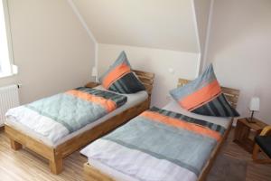 two twin beds in a room with at Ferienwohnung in der Natur in Drolshagen