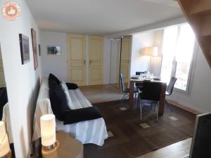 een woonkamer met een bank en een tafel bij ALC - A523 - 4 min Palais and Beaches in Cannes