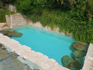 einen Blick über einen Pool mit blauem Wasser in der Unterkunft Villas Valinco Capicciolo vue-proche mer-piscines in Olmeto