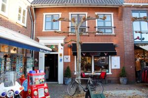 a bike parked in front of a brick building at Appartement Centrum Domburg DO05 in Domburg