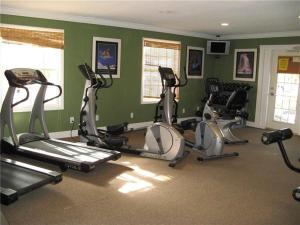 un gimnasio con varias bicicletas estáticas en una habitación en Beautiful Condo Close to Busch Gardens, en Tampa