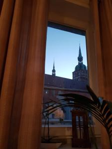 una finestra con vista su un edificio di Ferienwohnung in der Altstadt a Stralsund