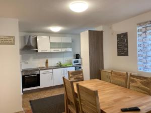 uma cozinha e sala de jantar com mesa e cadeiras em AB Apartment Objekt 122 em Uhingen