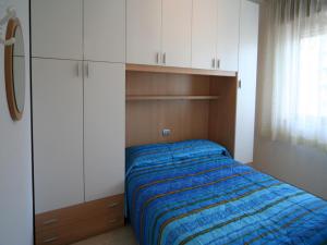 リニャーノ・サッビアドーロにあるPrimaveraのベッドルーム(ベッド1台、白いキャビネット付)