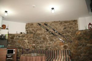 グエハル・シエラにあるestudio miradorの石壁の客室で、ソファとテーブルが備わります。