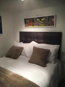 מיטה או מיטות בחדר ב-Dunnottar Cottage